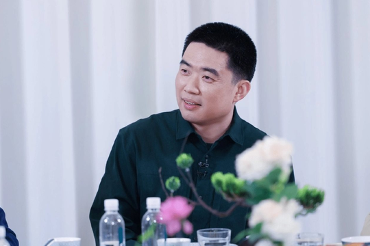 Tỷ phú xe điện gây bất ngờ bởi lối sống giản dị: Dùng đồ cũ, tự chụp mẫu để tiết kiệm phí thuê người  