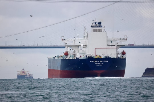 Giữa vòng xoáy trừng phạt, hàng chục triệu tấn dầu Nga vẫn tìm ra 'lối thoát', âm thầm len lỏi khắp thế giới mang về hơn 5 tỷ USD