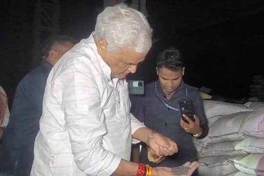 Đích thân Bộ trưởng Bộ Nông nghiệp dẫn đầu cuộc đột kích, triệt phá đường dây sản xuất phân bón giả tại Ấn Độ, tịch thu hơn 24.000 bao sản phẩm