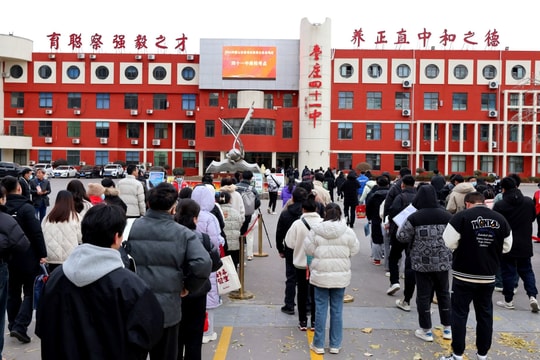 Sắp diễn ra cuộc ‘đại chiến’ tại nền kinh tế lớn thứ 2 thế giới: Kỷ lục 3,7 triệu người cạnh tranh giành ‘bát cơm sắt’, tỷ lệ 1 chọi gần 100, ôn thi bất kể ngày đêm 