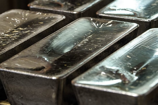 Từ bị lãng quên thành tâm điểm thị trường, tăng vượt xa giá vàng: chuyện gì đang xảy ra với bạc?