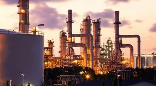 Thị trường ngày 30/11: Gián đoạn xuất khẩu đẩy rủi ro dầu tăng, vàng neo cao