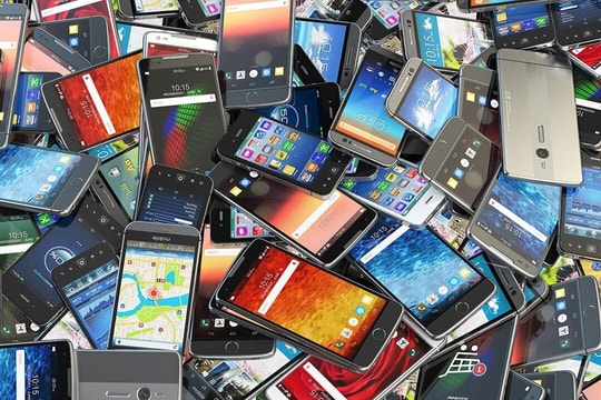 Nhận tin mật rồi đột kích một ngôi nhà, công an Ấn Độ triệt phá đường dây sản xuất điện thoại giả suốt 2 năm, tịch thu hơn 1.800 chiếc cùng phần mềm gian lận số IMEI