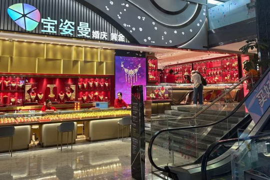 Trung Quốc áp quy định mới siết đầu cơ vàng, hãng bán lẻ trang sức lớn nhất nước phải đóng cửa hơn 1.000 chi nhánh