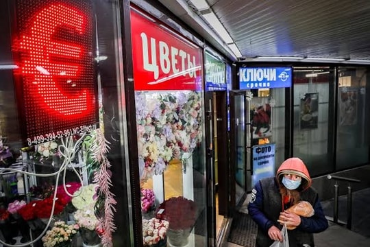 Lãi suất cao ngất giáng đòn vào 'trụ cột' chiếm 2/5 GDP Nga,  gần 20 'ông lớn' bên bờ vực phá sản