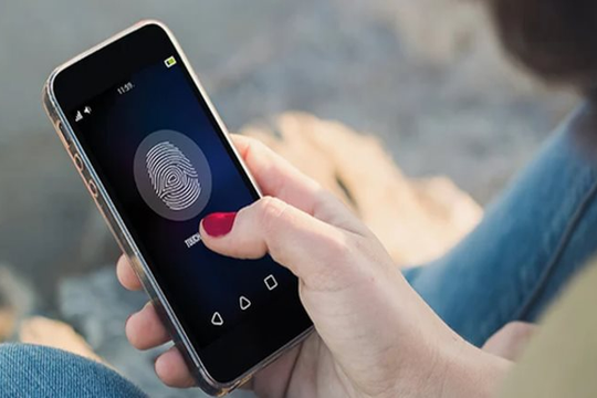Tại sao không nên sử dụng vân tay, khuôn mặt mở điện thoại?
