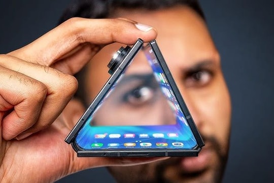 Samsung ra mắt điện thoại gập ba đầu tiên, giá khởi điểm gần 65 triệu đồng