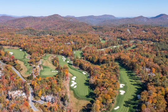 Phát hiện làng tỷ phú biệt lập có mật độ của cải cực cao, không chính quyền, không cảnh sát, đường sá khó khăn nhưng giới siêu giàu vẫn đổ xô đến mua nhà