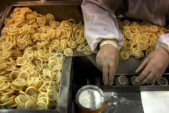 Từng xử phạt mạnh tay người sinh con thứ 2, quốc gia tỷ dân giờ đây phải đánh thuế bao cao su để khuyến khích sinh đẻ: Vài đồng thuế liệu có thắng được chi phí nuôi con lên tới 20 tỷ đồng?