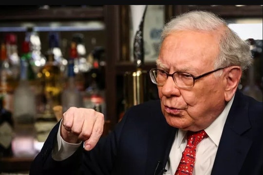 Tại sao Warren Buffett ngừng tặng 10.000 USD tiền mặt làm quà giáng sinh cho gia đình?