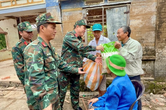 "Chuyện rất lạ" trong hỗ trợ đồng bào miền Trung: Khi những người tử tế gặp nhau đúng lúc