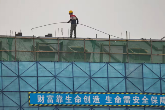 Đằng sau mục tiêu tăng trưởng GDP 5% là các địa phương nợ gần 19 nghìn tỷ USD: Chuyện gì đang xảy ra ở nền kinh tế lớn thứ 2 thế giới?