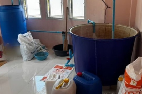 Một trung tướng người Thái Lan chỉ huy cuộc đột kích, tóm gọn đường dây sản xuất nước tương, cà phê giả quy mô lớn, tịch thu hơn 240.000 sản phẩm và loạt chai lọ, máy trộn