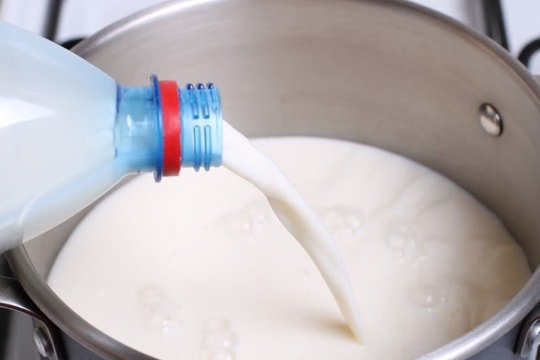 Nhận tin mật rồi đột kích một ngôi nhà, công an triệt phá đường dây sản xuất sữa giả từ hóa chất tại Ấn Độ, tịch thu hơn 200 lít dung dịch chuẩn bị đưa ra thị trường