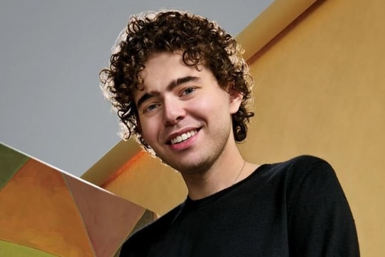 Bỏ học, từng bị FBI đột kích khám xét căn hộ, chàng founder 27 tuổi bất ngờ trở thành tỷ phú tự thân bậc nhất, hiện điều hành startup 9 tỷ USD