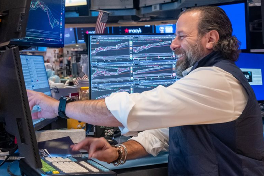 Dự đoán Fed cắt giảm lãi suất nhảy vọt 90%, chứng khoán Mỹ  xanh mướt sau báo cáo việc làm cuối cùng trước cuộc họp Fed