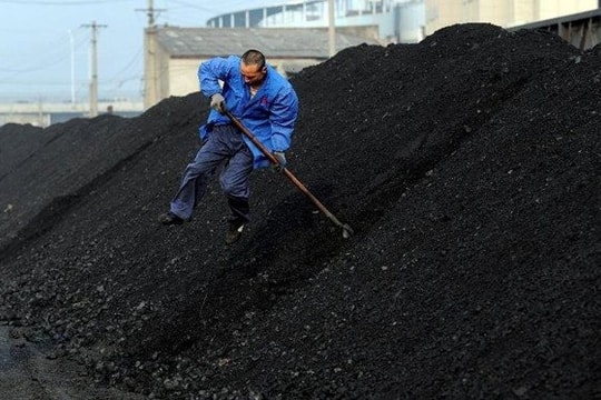 Cơn sốt 'vàng đen' trở lại sau 4 năm chạm đáy: 2 quốc gia chủ chốt BRICS tranh thủ gom hàng giữa lúc rét đậm, giá phục hồi mạnh