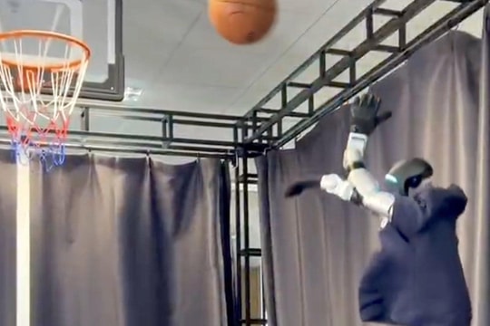 Giống người thật, biết chơi bóng rổ như vận động viên chuyên nghiệp - ngày robot của Trung Quốc thay thế người thật không còn xa 