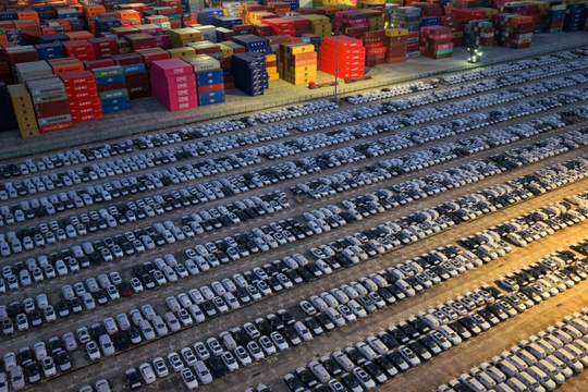 Trung Quốc khiến thế giới 'chao đảo'