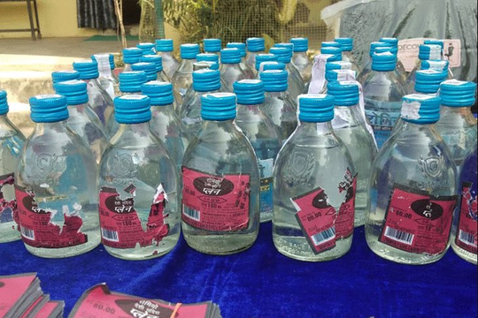 Đột kích nhà cựu Nghị sĩ Ấn Độ, công an bất ngờ triệt phá đường dây sản xuất đồ uống giả quy mô lớn, tịch thu hàng loạt chai lọ, hóa chất và máy đóng gói