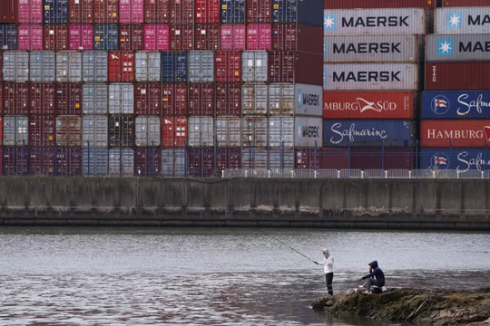 Lần đầu tiên trong lịch sử, thặng dư thương mại của Trung Quốc vượt 1 nghìn tỷ USD nhờ dịch chuyển dòng hàng từ Mỹ sang ĐNÁ, Châu Âu