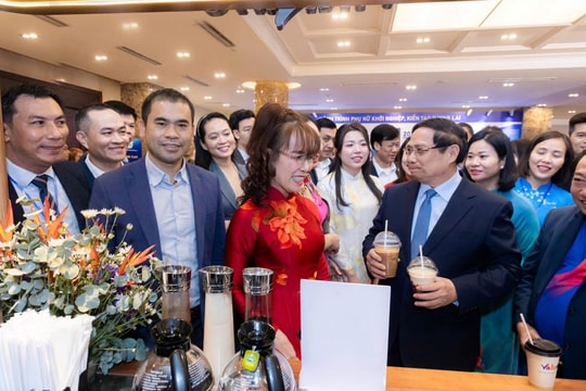 Ghé 'tiệm cà phê' của tỷ phú Nguyễn Thị Phương Thảo, Thủ tướng 'hai tay cầm hai cốc' mang về: Vứt đi thì lãng phí!