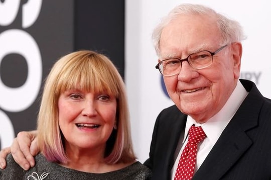 Chuyện khó tin trong gia đình Warren Buffett: Con gái duy nhất hơn 20 tuổi mới biết cha là tỷ phú, từng phải giao đồ ăn, bán báo để kiếm tiền 