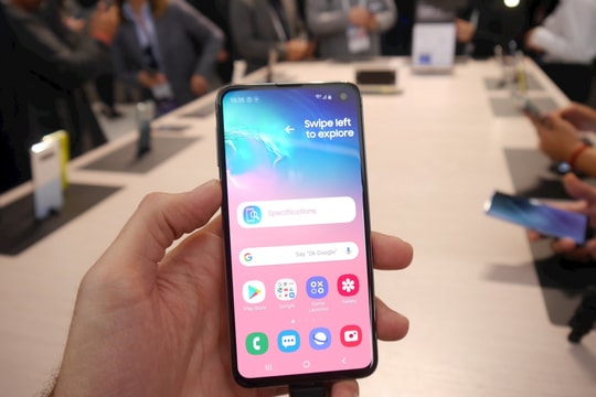 Khen thì lắm mà chê cũng nhiều, vậy tại sao ra cửa hàng "cứ 3 người lại có 1 người" mua điện thoại Samsung?