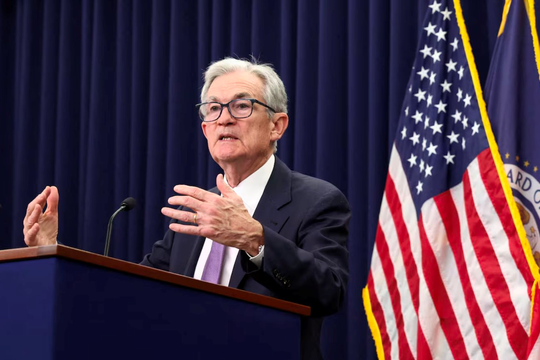 Fed 'đi trên dây'