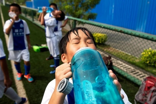 Chưa từng có trong lịch sử: Trung Quốc tạo ra ‘cỗ máy thần kỳ’ biến nước biển thành nước ngọt - giá bằng đúng gói mì tôm mỗi m3, rẻ bằng 1/8 công nghệ Mỹ