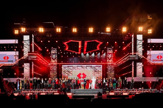 Cổng bình chọn sắp đóng, kim chủ có cuộc đổi ngôi ngoạn mục: “Anh trai” nào được fan đẩy hết tốc lực, bứt phá thành công lên Top 1?