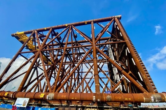 Công trình 3.000 tỷ cần hơn 13.000 tấn thép, huy động gần 1.000 kỹ sư và công nhân giữa biển khơi Việt Nam: Ai đứng sau?