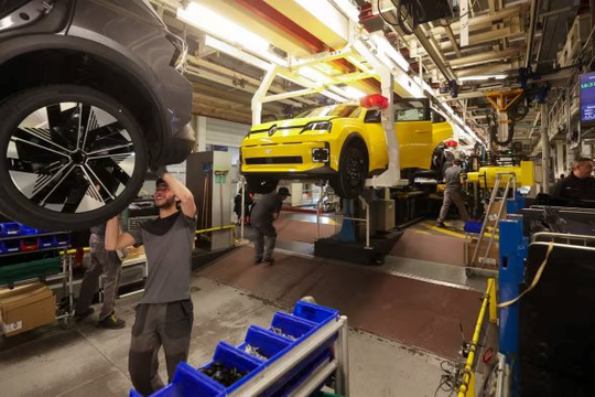 CEO Ford thốt lên: 'Chúng tôi đang trong cuộc chiến sinh tử', đưa ra quyết định lịch sử nhằm cạnh tranh với đối thủ Trung Quốc