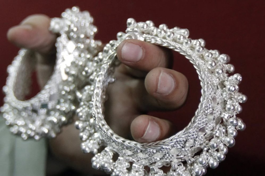 Một tài sản giá tăng 102%, bỏ xa vàng, dự kiến chưa dừng đà tăng: Gây sốt từ giới đầu tư đến nhà sản xuất