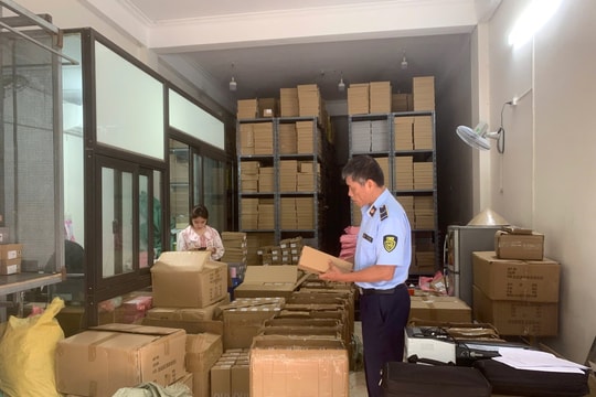 Công an Hà Nội ập vào một ngôi nhà trên phố Hoàng Công Chất