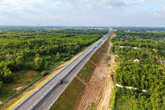 Ngắm cao tốc hơn 20.400 tỷ đồng chuẩn bị khánh thành: Có hầm lớn nhất cao tốc Bắc-Nam, về đích trước 8 tháng nhờ phương pháp đào hầm đặc biệt của Đèo Cả