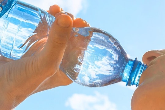 Nước đóng chai không 'tinh khiết' như bạn nghĩ, nước máy sạch hơn rất nhiều - có bằng chứng khoa học hẳn hoi