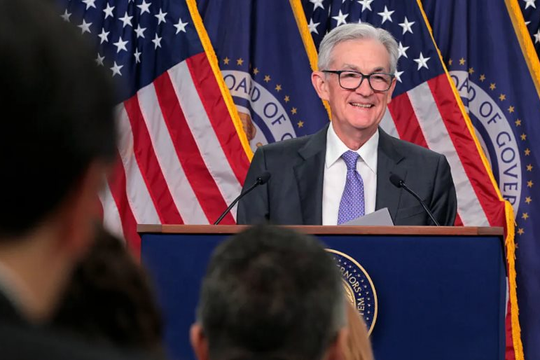 Fed phát tín hiệu hãm phanh cắt giảm lãi suất, vì sao thị trường chứng khoán vẫn tăng điểm?