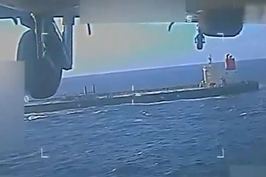 Thị trường ngày 11/12: Mỹ bắt tàu dầu ngoài khơi Venezuela, USD suy yếu, vàng - bạc bứt phá mạnh