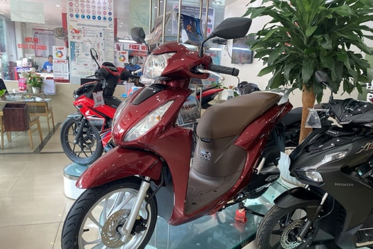 Xe máy điện lên ngôi - xe máy xăng hết thời 'làm giá': Người tiêu dùng hưởng lợi kép