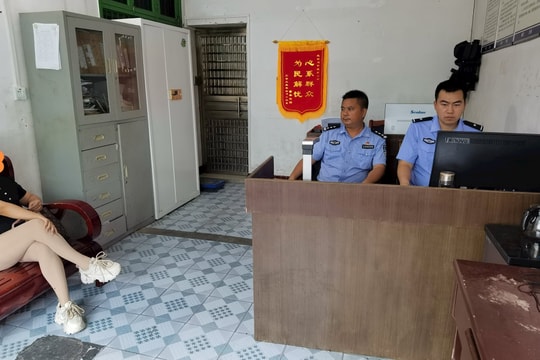 Biết rõ đã bị lừa mất sạch 150 triệu, người phụ nữ đến báo cảnh sát, sau đó về nhà chuyển thêm 75 triệu vào tài khoản của kẻ lừa đảo