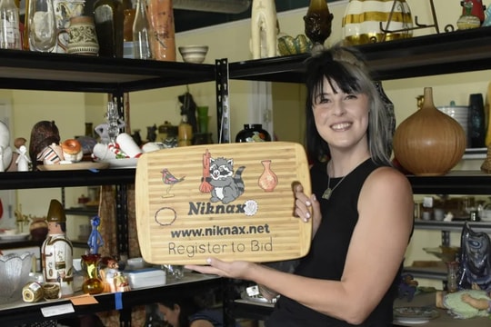 Chỉ bán đồ cũ mà thu nhập hàng triệu USD: Công việc ‘ai cũng có thể làm được’