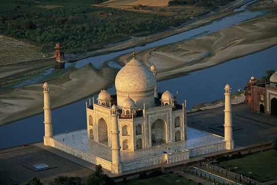 Lâu đài đá hàng trăm nghìn tấn “nổi” ven sông chỉ bằng cọc gỗ: Kỳ quan công nghệ của người xưa
