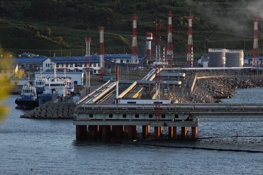 Thị trường ngày 16/12: Vàng áp sát đỉnh lịch sử, dầu tiếp tục giảm sâu, quặng sắt chạm đáy 5 tháng.