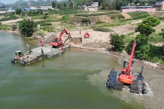 Phát minh của Trung Quốc làm rung chuyển ngành xây dựng và cứu hộ: máy xúc 'biến hình' thành tàu thủy, hoạt động liên tục 12 giờ giữa vùng lũ lụt