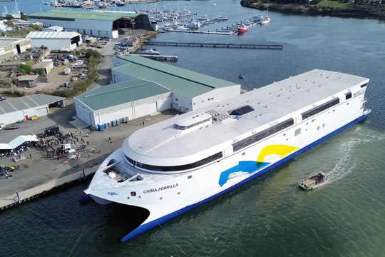 Không phải đến từ Mỹ hay Trung Quốc, tàu điện lớn nhất thế giới vượt thử nghiệm trên biển: Dài 130m, pin nặng 275 tấn, sạc pin chỉ mất 40 phút