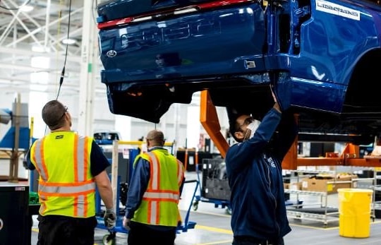 Thời hoàng kim của xe xăng quay trở lại: Loạt hãng lớn từ bỏ xe điện vì không thể bù lỗ, người dân thờ ơ với EV vì trợ cấp không còn 