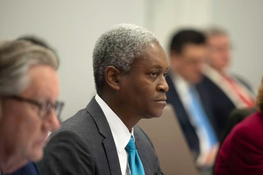 Quan chức Fed công khai phản đối hạ lãi suất, dự đoán không có đợt cắt giảm trong năm 2026: ‘Đừng vội ăn mừng’