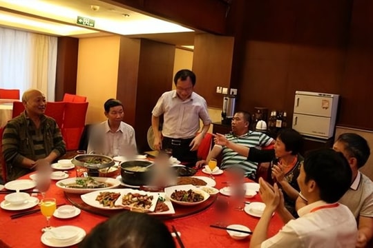 Liên hoan 10 người thì 9 người "biến mất", bỏ lại 1 người duy nhất sững sờ với hóa đơn 5 triệu đồng chưa thanh toán: “Họ bảo ra ngoài hít thở”