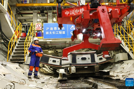 “Chuột sắt khổng lồ” Trung Quốc dài 148 mét, nặng 4.000 tấn, lập kỷ lục bấm nút là đào 10.000m không nghỉ